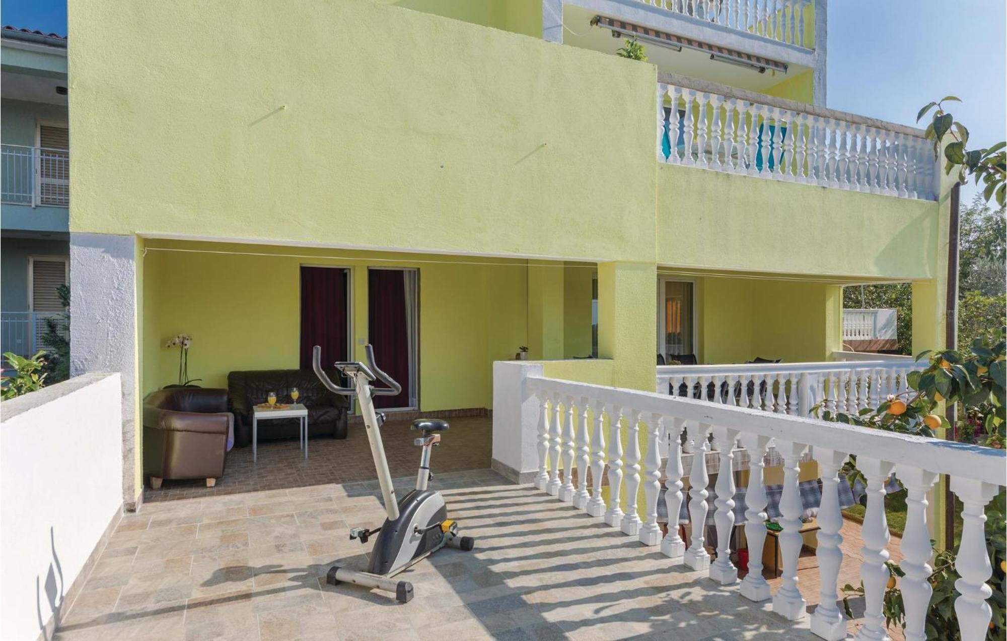 4 Bedroom Beautiful Apartment In Штинян Екстер'єр фото