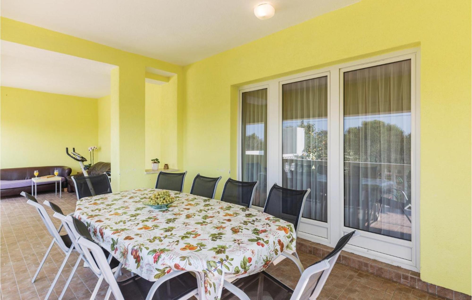 4 Bedroom Beautiful Apartment In Штинян Екстер'єр фото