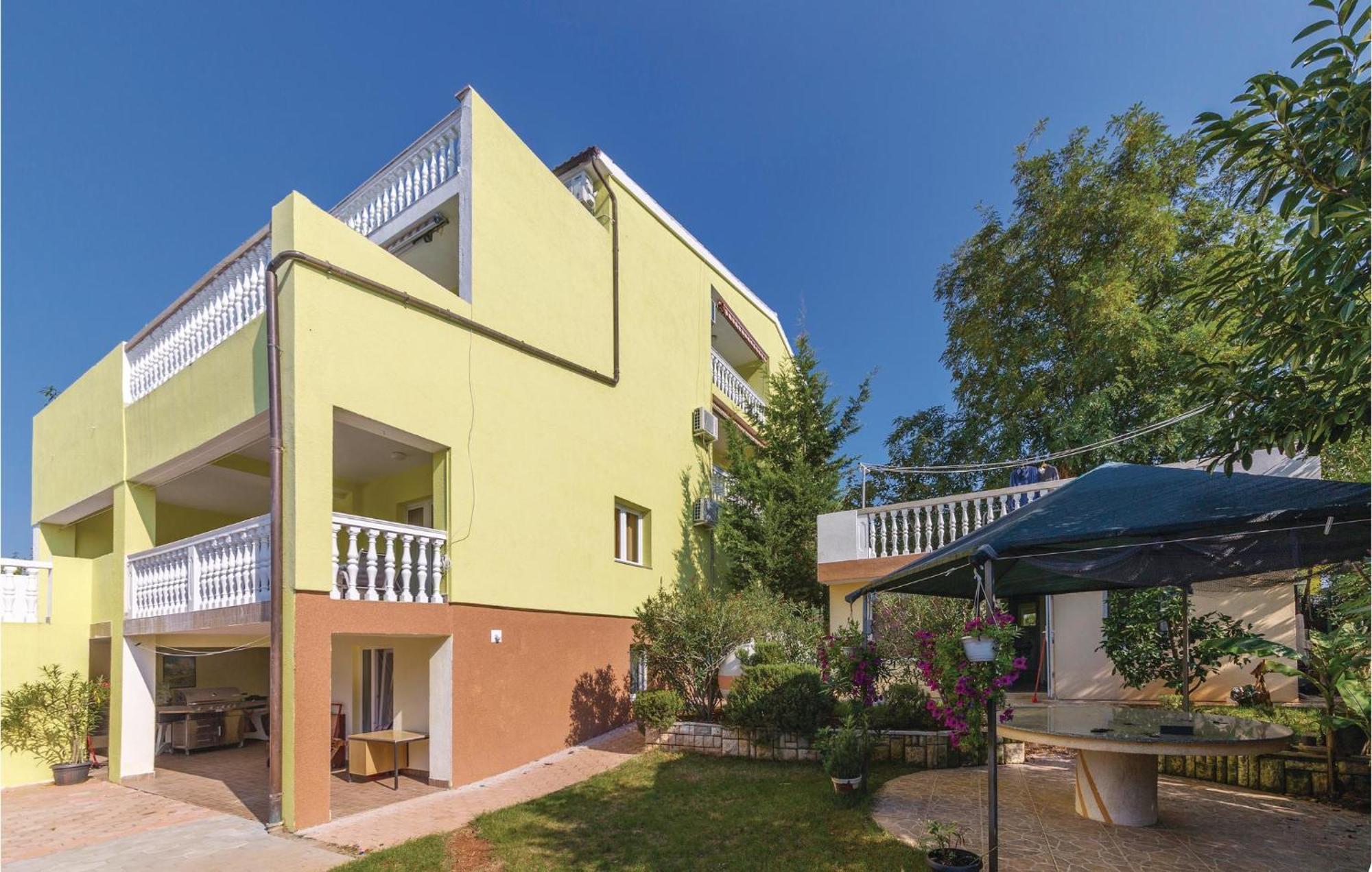 4 Bedroom Beautiful Apartment In Штинян Екстер'єр фото